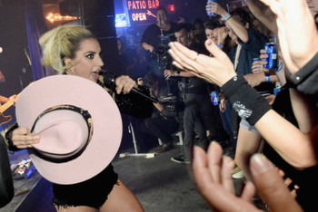 Lady Gaga canta Sinner's Prayer, Million Reasons y A-YO en el Dive Bar Tour