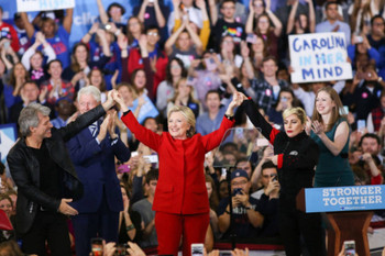 Lady Gaga actúa junto a Bon Jovi en el cierre de campaña de Hillary Clinton
