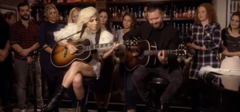 Lady Gaga canta 'Joanne' en el programa 'Happy Hour' de Alan Carr