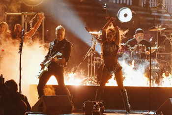 Lady Gaga canta con Metallica en los Grammy 2017 