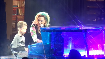 Lady Gaga canta The Edge Of Glory con un niño que padece autismo