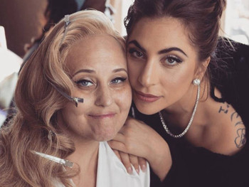 Lady Gaga llora al recordar la muerte de su amiga Sonja