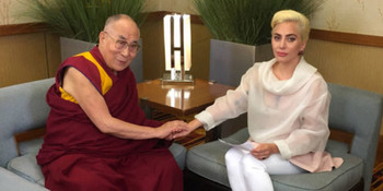 Lady Gaga se sienta junto al Dalai Lama para hablar sobre bondad 