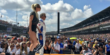 Lady Gaga de copiloto de Mario Andretti en Indy500