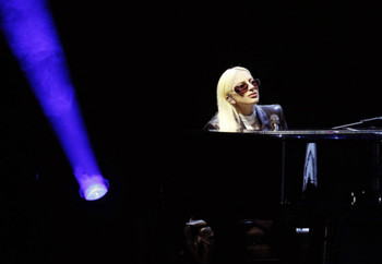 Lady Gaga canta Til It Happens To You en la Universidad de Las Vegas