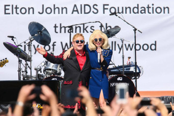 Lady Gaga canta en un concierto gratuito de Elton John 