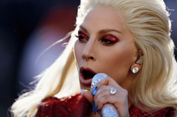 Lady Gaga canta el himno nacional en la Super Bowl 50
