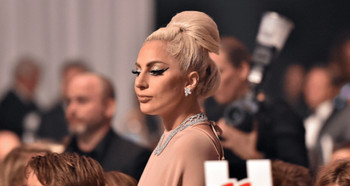 Lady Gaga canta en homenaje a Ryan Murphy en la gala amfAR