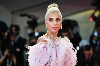 Lady Gaga deslumbra de Valentino en la alfombra roja del Festival de Cine de Venecia